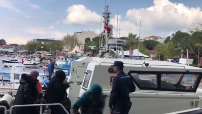 لحظة وصول اللاجئين، الذين تركنهم السلطات اليونانية في وسط البحر، الى تركيا