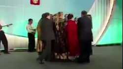 جورج دبليو بوش يرقص على أغنية شعبية روسية مع فلاديمير بوتين (على المسرح) في سوتشي 2008