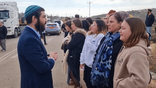 مستوطنون إسرائيليون مستاءون من استيلاء شباب التل على أراضي فلسطينية، فبراير 2023