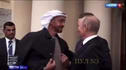 بوتين يعطي رئيس دولة الإمارات معطفه من شدة البرد في بطرسبرج