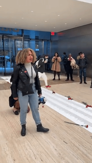 المحتجون يتظاهرون داخل المقر الرئيسي لشركة بلاك روك لاستثمارها 33 مليار $ في إسرائيل