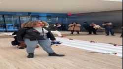 المحتجون يتظاهرون داخل المقر الرئيسي لشركة بلاك روك لاستثمارها 33 مليار $ في إسرائيل