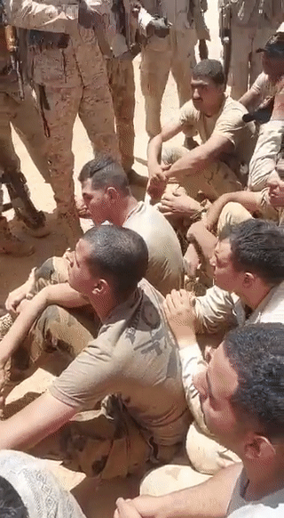 مقطع لجنود كتيبة مصرية تدعي قوات الدعم السريع أنهم سلموا أنفسهم في مطار مروي، السودان، 15 أبريل 2023