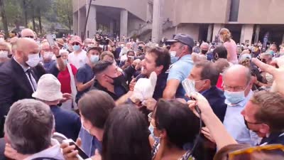 شاب يسب ماكرون ويتهمه بالإلحاد أثناء زيارته كنيسة، 16 يوليو 2021