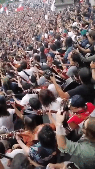 المتظاهرون في تشيلي يغنون أغنية حق الحياة في سلام، لفيكتور جارا، أكتوبر 2019