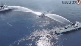 سفينة صينية ترش المياه على سفينة فلبينية في بحر الصين الجنوبي