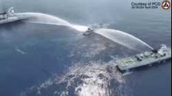 سفينة صينية ترش المياه على سفينة فلبينية في بحر الصين الجنوبي