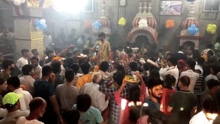 الهندوس يغطسون في نهر الجانجز وتقام الصلوات في المعابد إيذاناً ببدء شهر شراڤانا المقدس.