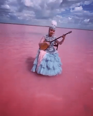 فتاة في 23 من عمرها تعزف في بحيرة كوبيتوز