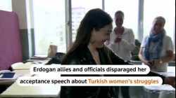 الممثلة التركية مروة زندار تدلي بصوتها في الانتخابات التركية، 28 مايو 2023