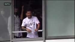 ميسي يحيي الجماهير لدى وصوله مطار باريس، 10 أغسطس 2021