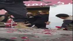 عمران خان، يلوح لأنصاره بعد تعرضه لمحاولة اغتيال (3 نوفمبر 2022)