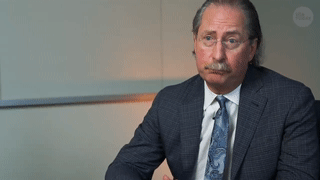 د. روبرت مونتگوميري، يوضح عملية زراعة كلية الخنزير في الإنسان.