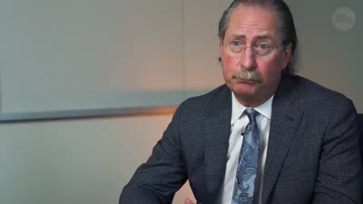 د. روبرت مونتگوميري، يوضح عملية زراعة كلية الخنزير في الإنسان.