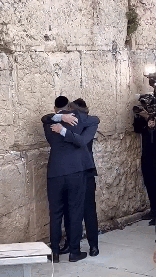 رئيس الأرجنتين خافيير ميلي يبكي على الحائط الغربي بالقدس (6 فبراير 2024)