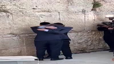 رئيس الأرجنتين خافيير ميلي يبكي على الحائط الغربي بالقدس (6 فبراير 2024)