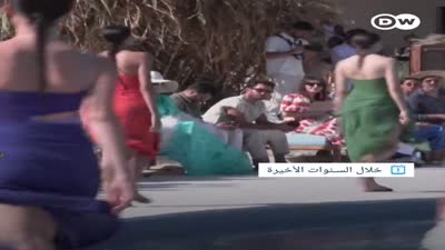 عرض أزياء لملابس السباحة النسائية في جزيرة أمهات الشيخ، السعودية