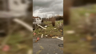 قتلت الأعاصير ما لا يقل عن 100 شخص في ولاية كنتاكي الأمريكية وحدها وتسبب دمارًا واسع النطاق