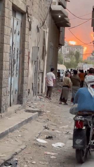 مشاهد للحرائق التي خلفتها الغارات الإسرائيلية على ميناء الحديدة باليمن 20 يوليو 2024