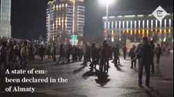 المتظاهرون القزخ يشعلون النيران في المباني والسيارات احتجاجا على مضاعفة أسعار الوقود، 4 يناير 2022