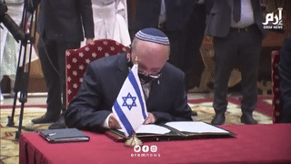 مئير بن شبات يوقع مع رئيس الحكومة المغربية التطبيع