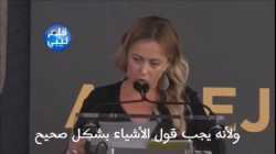 جيروجيا ميلوني رئيسة وزراء إيطاليا القادمة التي فازت في انتخابات أمس وهي تمسح الأرض برئيس فرنسا ماكرون