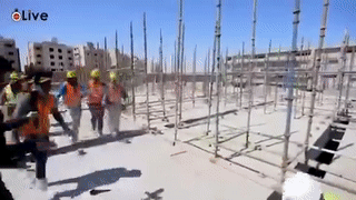 لحظة سقوط عمرو الليثي داخل خرسانة الطابق الثالث أثناء لقاء تلفزيوني