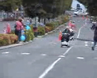 سباق للمقعدين على دراجاتهم الكهربائية