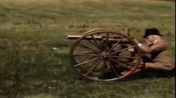 هيرام مكسيم وهو يختبر اختراعه الرشاش عام 1897