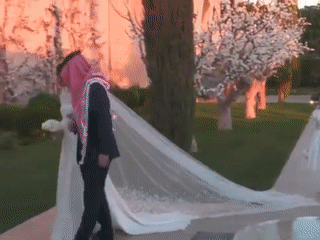 الأمير حسين بن عبد الله يرافق اخته الأميرة إيمان في حفل الزفاف