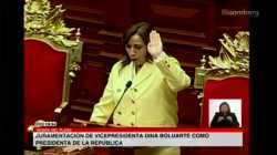 رئيس بيرو دينا بولارتي تؤدي اليمين